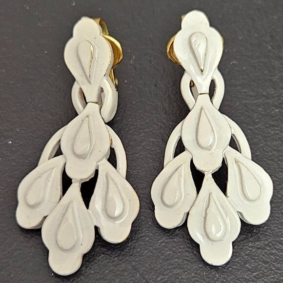 Vintage Trifari White Enamel Chain & Double Drop Pendant Necklace and Earrings - Picture 12 of 16